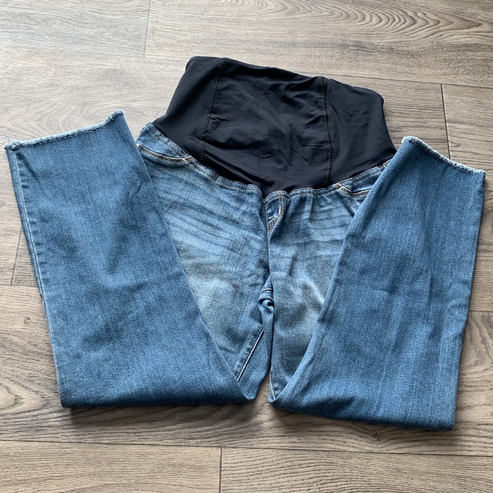 NWOT Isabel Maternity Straight Crop Jeans.